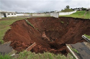 Geólogos e engenheiros de Curitiba vão a Umuarama analisar a erosão aberta no centro poliesportivo da cidade